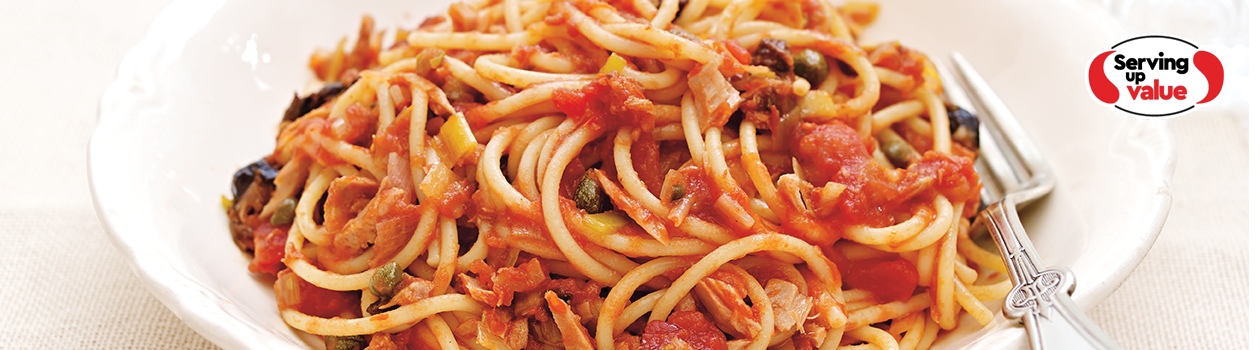 White bowl tuna and tomato spaghetti